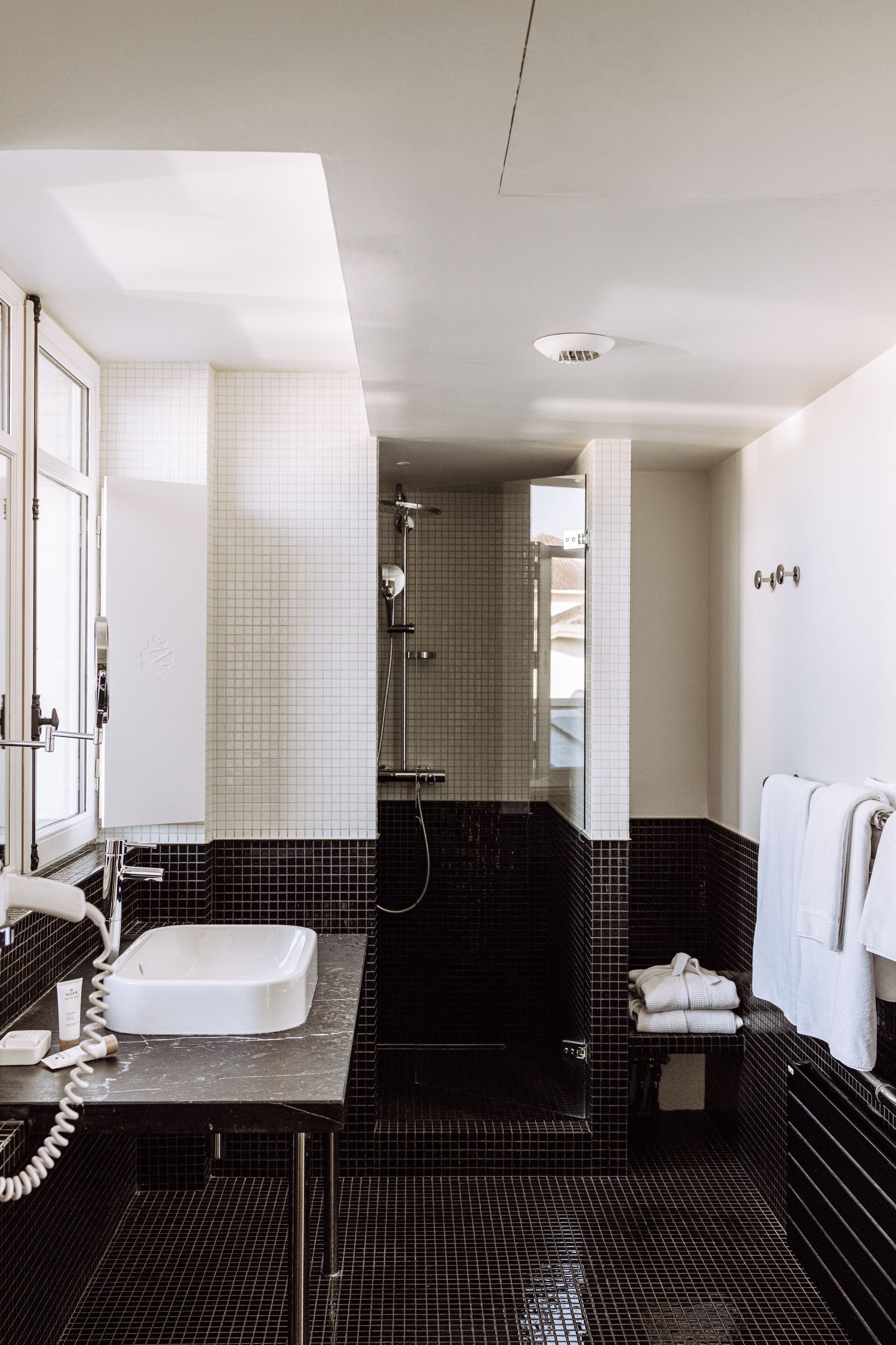 suite | premium bedding, pillow-top beds, desk, laptop workspace