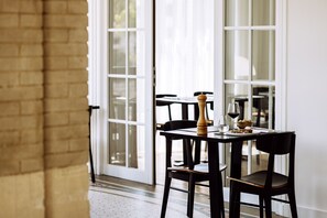 Serveert lunch, diner, Franse gerechten, uitzicht op de tuin 