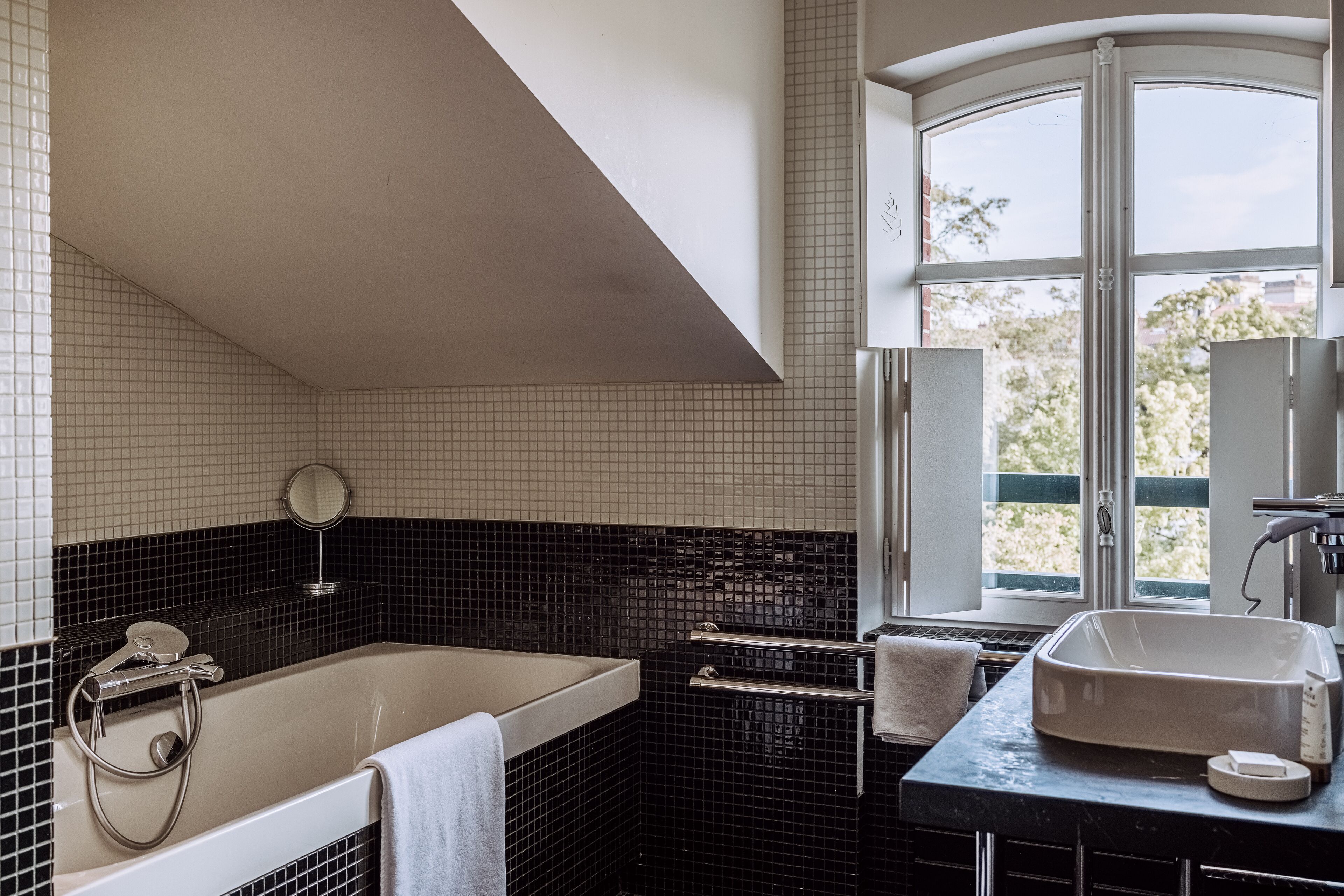 suite prestige | premium bedding, pillow-top beds, desk, laptop workspace