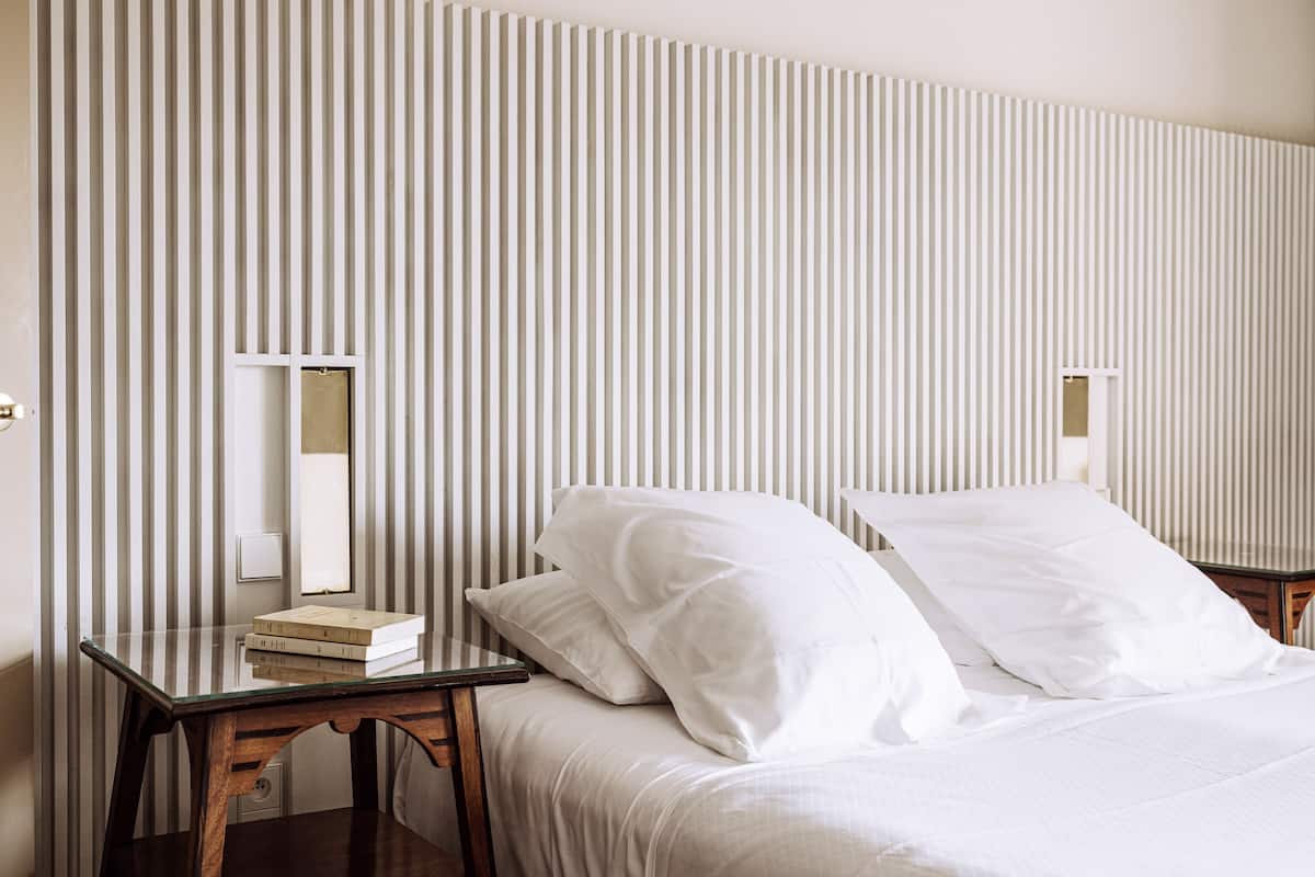 suite prestige | premium bedding, pillow-top beds, desk, laptop workspace