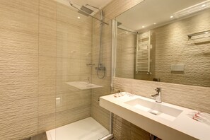 Shower, free toiletries, towels - Ecce Roma Suites (Rome)