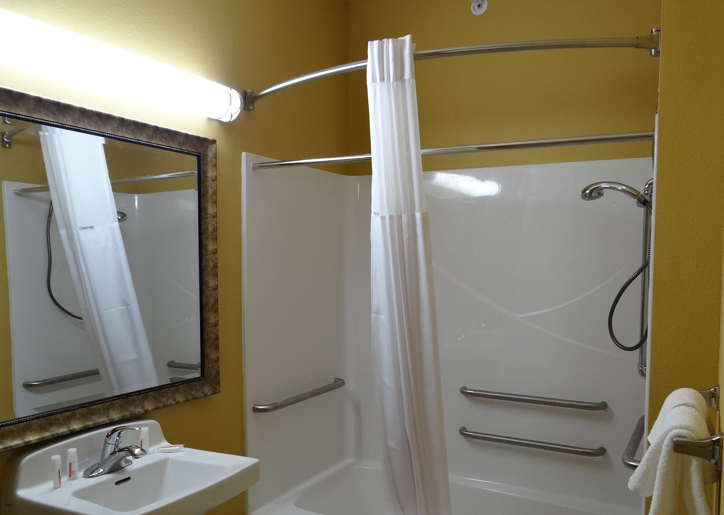 combined shower/bathtub, hair dryer, towels