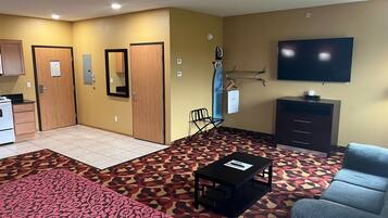 Escritorio, tabla de planchar con plancha, wifi gratis y ropa de cama