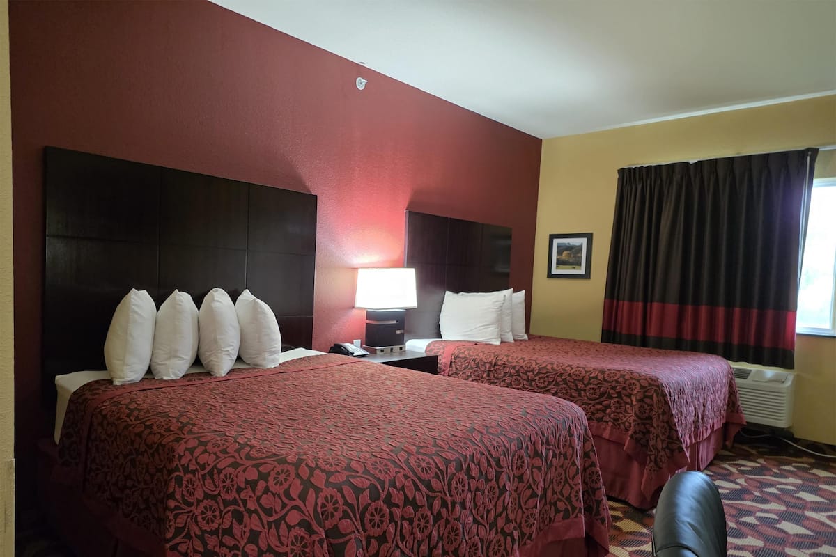 Standardrum - 2 queensize-sängar - icke-rökare - kök | Skrivbord, strykjärn/strykbräda, gratis wi-fi och sängkläder