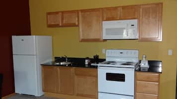 Frigorífico, microondas y cafetera o tetera