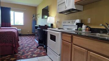 Habitación estándar, 2 camas Queen size, para no fumadores, cocina | Escritorio, tabla de planchar con plancha, wifi gratis y ropa de cama