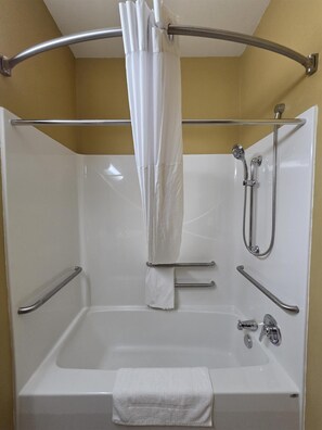 Combined shower/bathtub, hair dryer, towels - SureStay Studio By Best Western El Dorado (El Dorado)