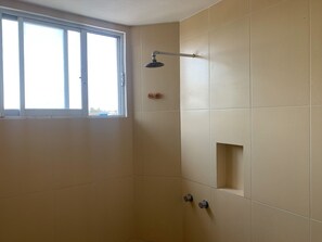 Douche, articles de toilette gratuits, serviettes fournies