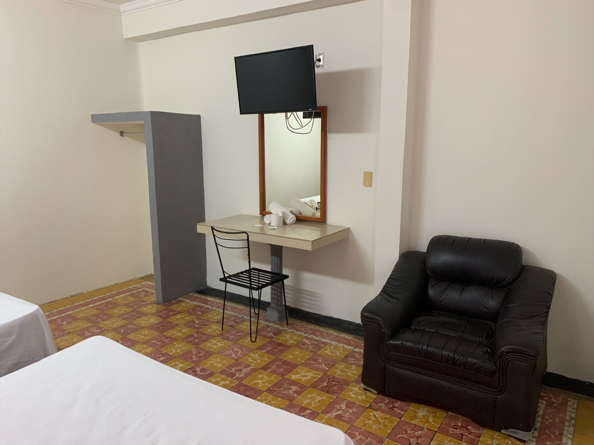 Escritorio, sistema de insonorización, wifi gratis y ropa de cama 