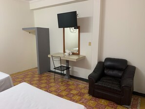 經濟雙人房 | 書桌、隔音、免費無線上網、床單