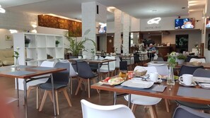 朝食、ランチ、ディナーに営業