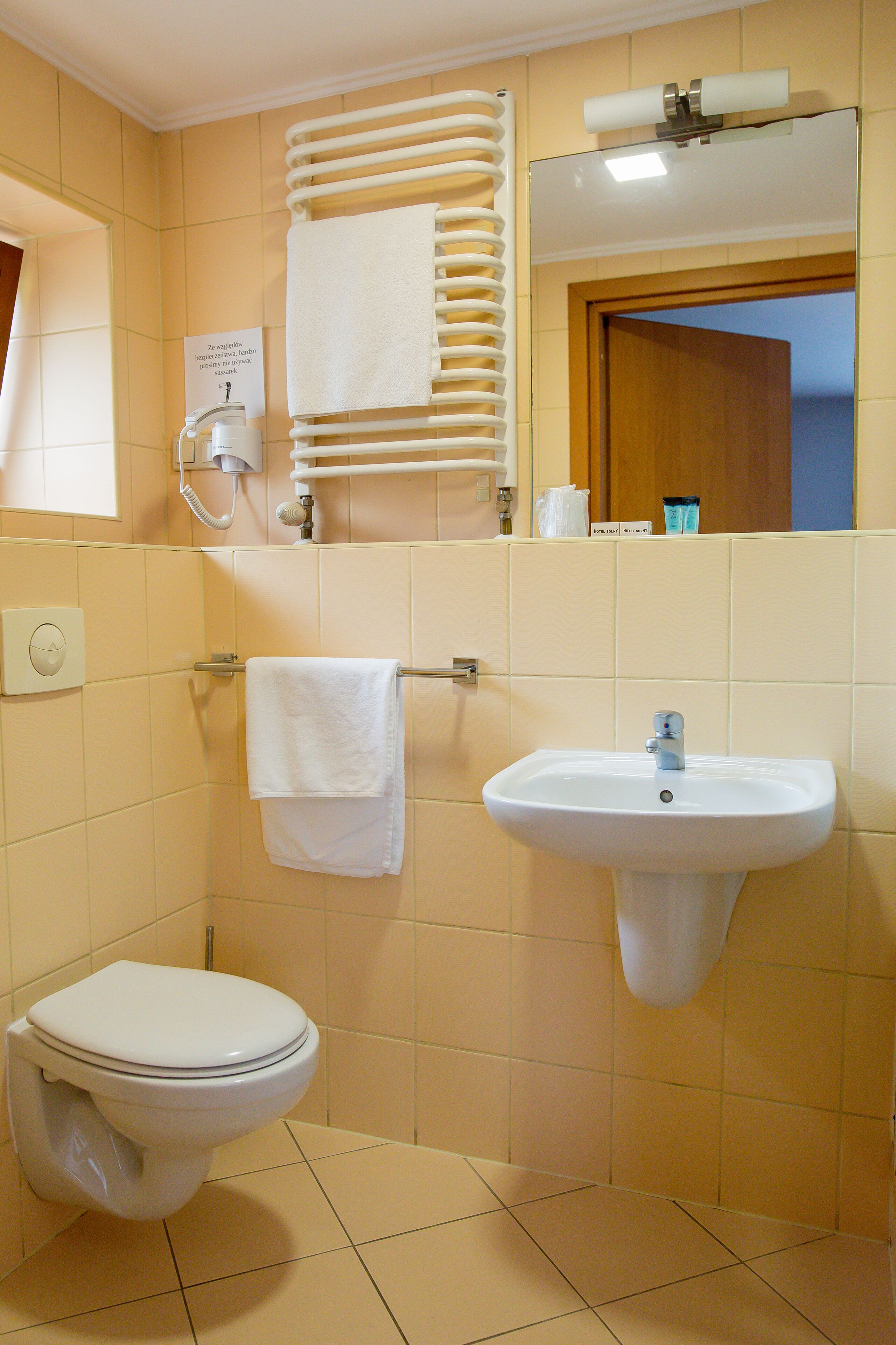standard double room | bathroom | shower, free toiletries, hair dryer, towels