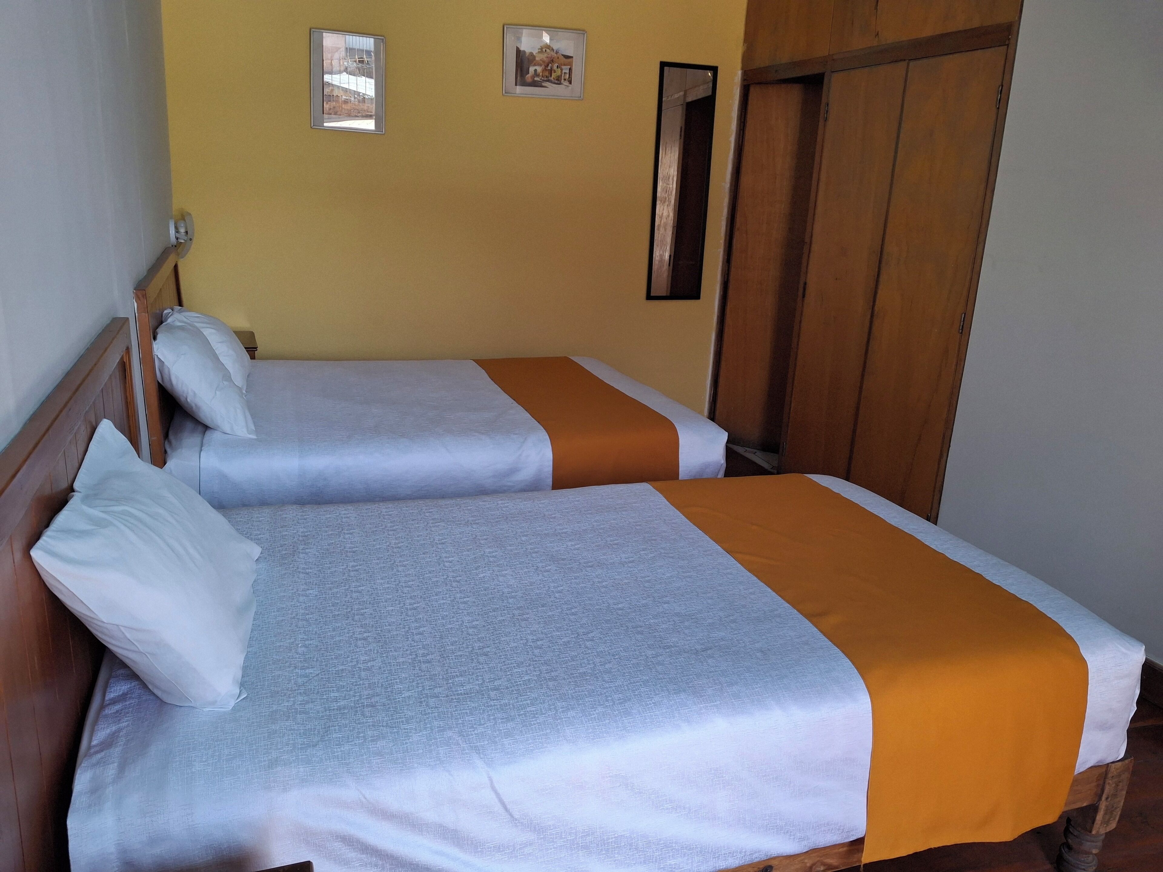 Caja de seguridad en la habitación, muebles diferentes y escritorio 