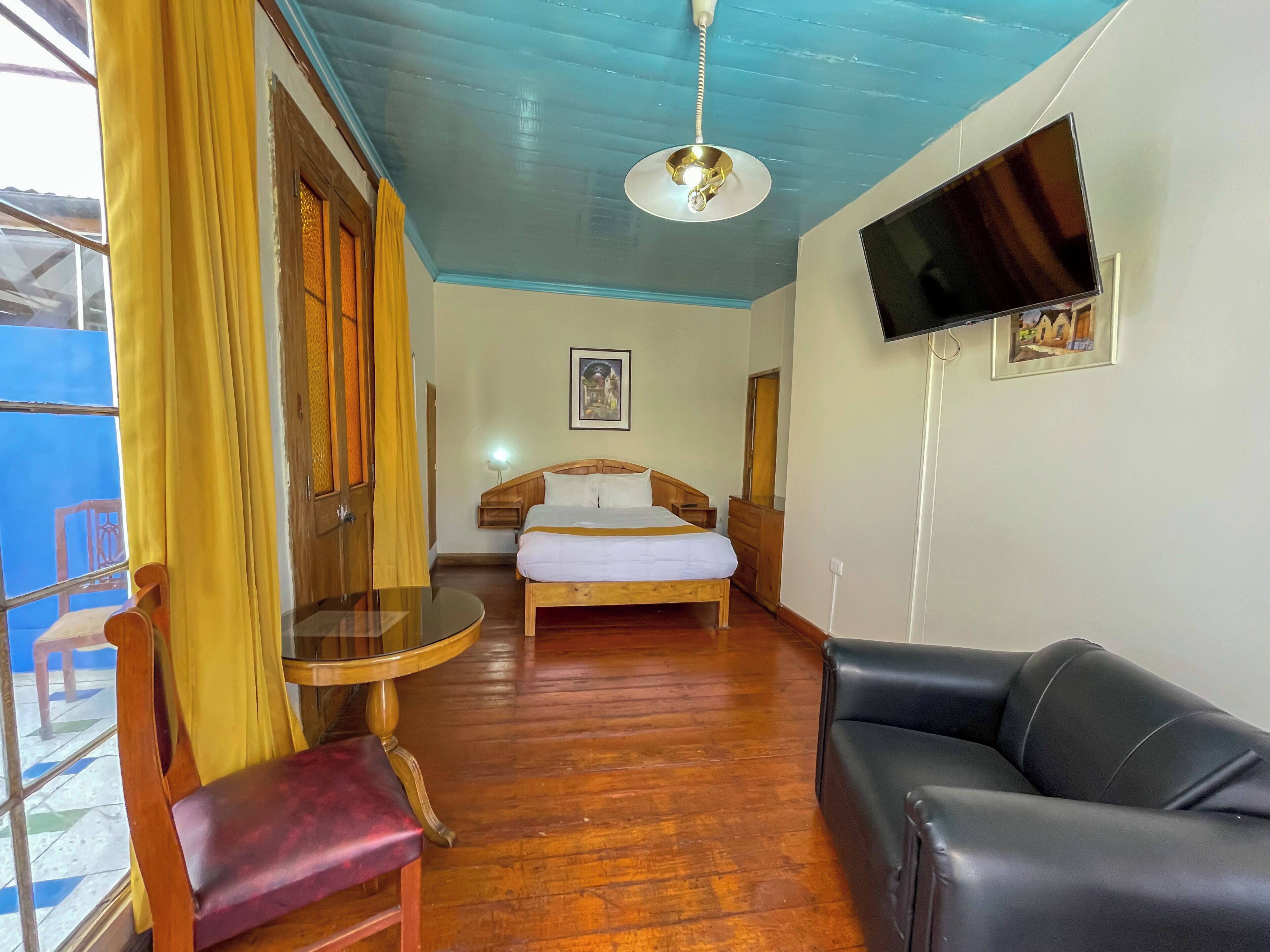 Habitación doble superior, balcón | Caja fuerte, mobiliario individual, escritorio