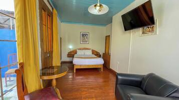 Habitación doble superior, balcón | Caja fuerte, mobiliario individual, escritorio