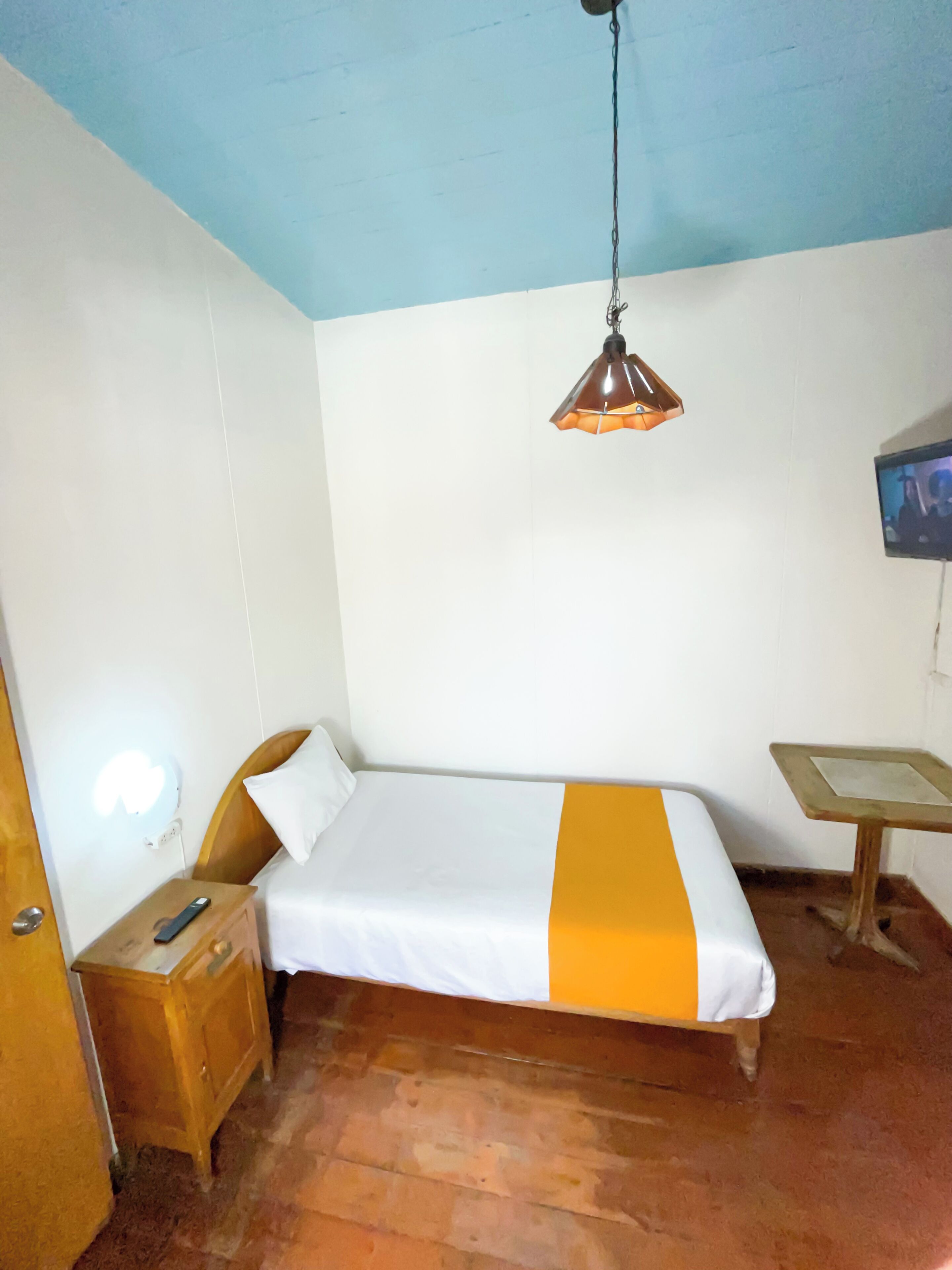 Caja de seguridad en la habitación, muebles diferentes y escritorio 