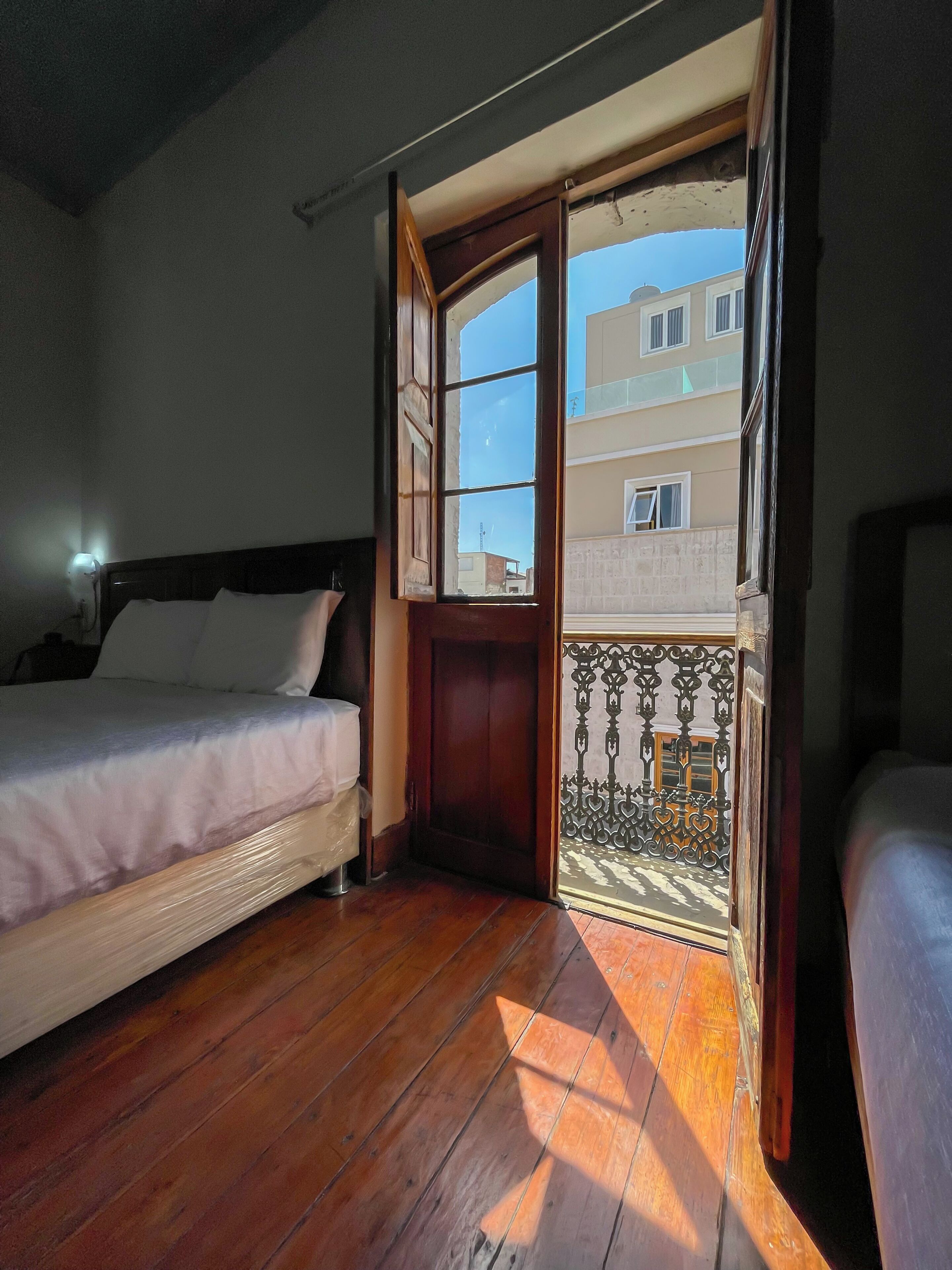 Quarto triplo família, sacada | Cofres nos quartos, individualmente mobiliados, escrivaninha