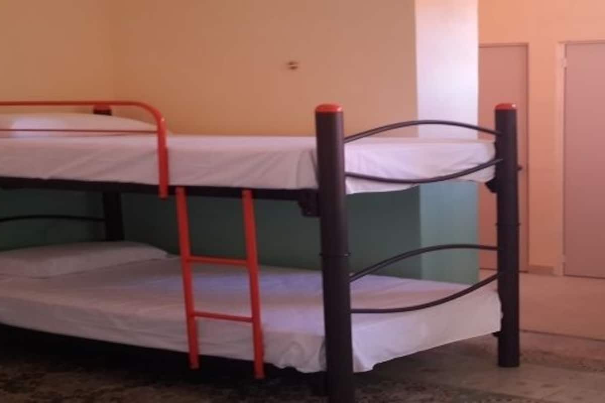 Dortoir partagé, femmes uniquement, salle de bains commune, vue sur la piscine | AccÚs au Wi-Fi (inclus), literie fournie
