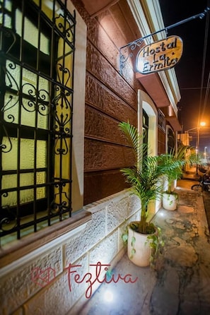 Un edificio con un letrero que dice "Hostal La Ermita".