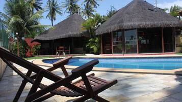 Piscina externa, espreguiçadeiras