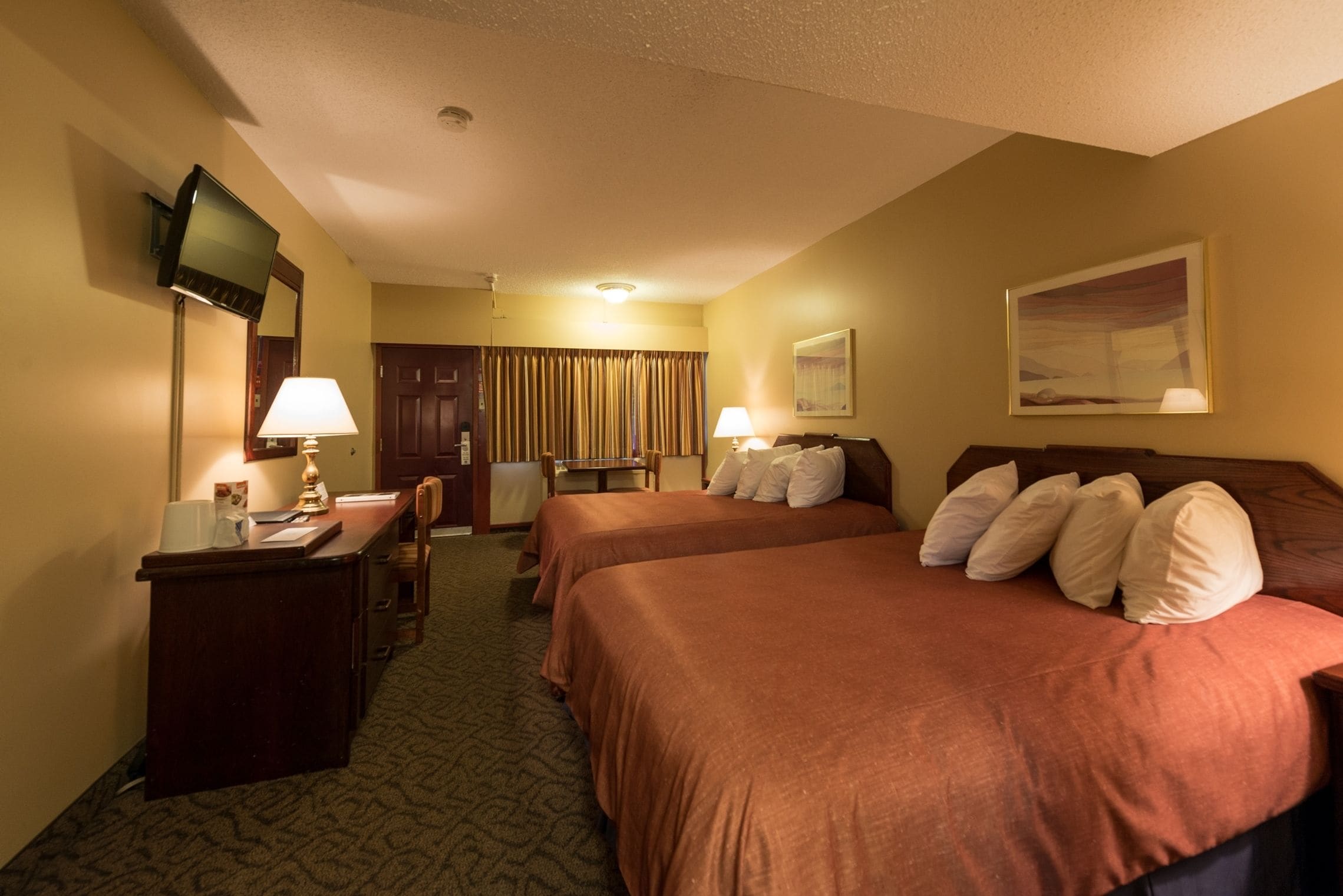 Chambre Deluxe, 2 grands lits | Bureau, accès au Wi-Fi (inclus), literie fournie