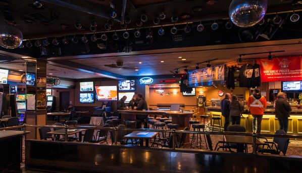 Bar (on property) - Assiniboine Gordon Inn on the Park (Winnipeg)