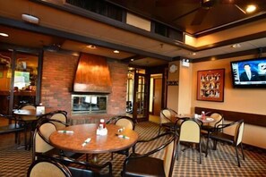 供應早餐、午餐、晚餐；美國菜