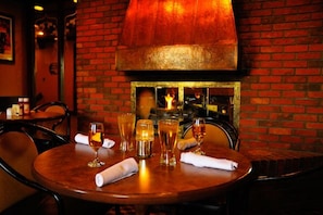 Breakfast, lunch, dinner served; American cuisine - Assiniboine Gordon Inn on the Park (Winnipeg)