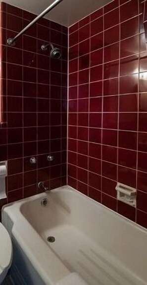 Deep soaking bathtub - Curtis Gordon Motor Hotel (Winnipeg)