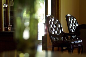 Lobby sitting area - Fordham House (Greenport)