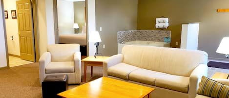 Rom – deluxe, 1 kingsize-seng, ikke-røyk, massasjebadekar | Skrivebord, skrivebord for bærbar PC og blendingsgardiner