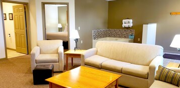 Quarto luxo, 1 cama King, para não fumantes, banheira de hidromassagem | Escrivaninha, espaço de trabalho para notebook, cortinas blackout