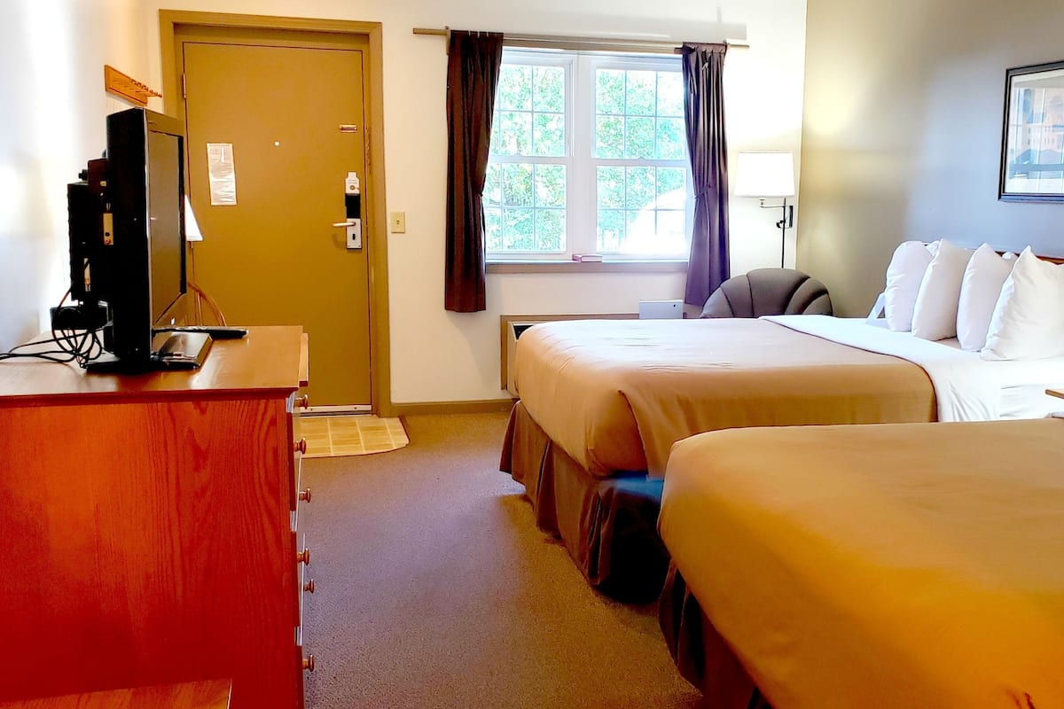 1 bedroom, desk, laptop workspace, blackout drapes