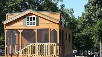 Deluxe Cabin, 1 Bedroom, Fireplace (Fully Equipped Kitchen) | Free WiFi