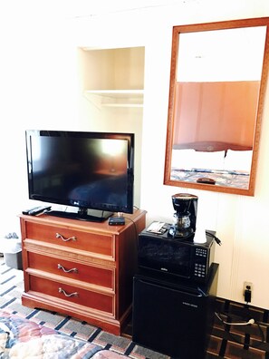 Standard Room, 1 King Bed | Room amenity - Greystone Motel (Hillsboro)