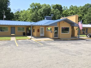 Front of property - Greystone Motel (Hillsboro)