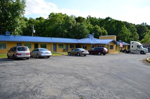 Free self-parking - Greystone Motel (Hillsboro)