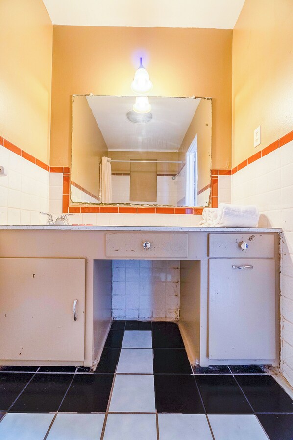 Bathroom - Capital O Hotel Beeville -US 181 (Beeville)