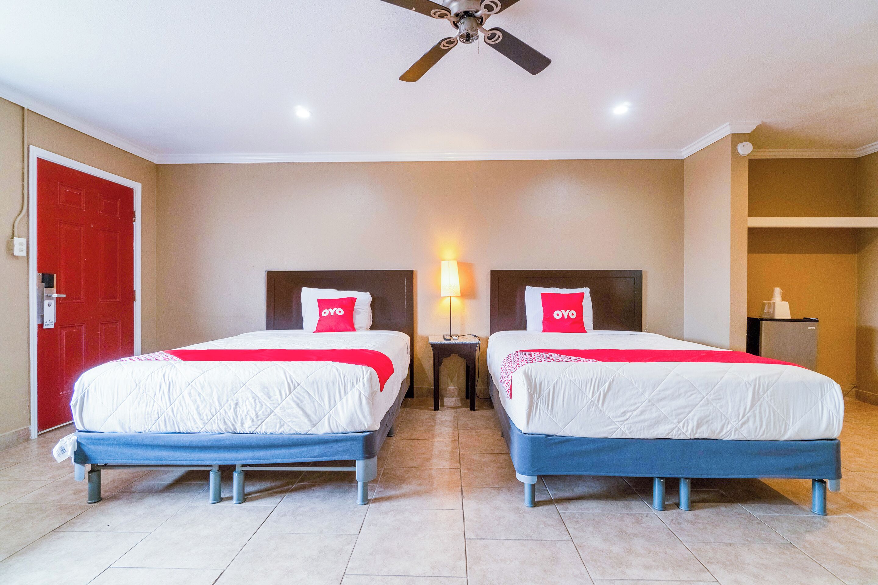 客房, 2 张双人床 | 办公桌、熨斗/熨板、免费 WiFi、床单