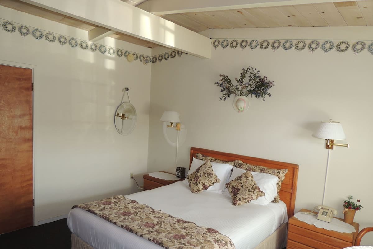 Comfort Room, 1 Queen Bed, Accessible | Desk, free WiFi, bed sheets