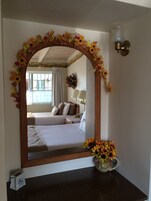 Escritorio, wifi gratis y ropa de cama 