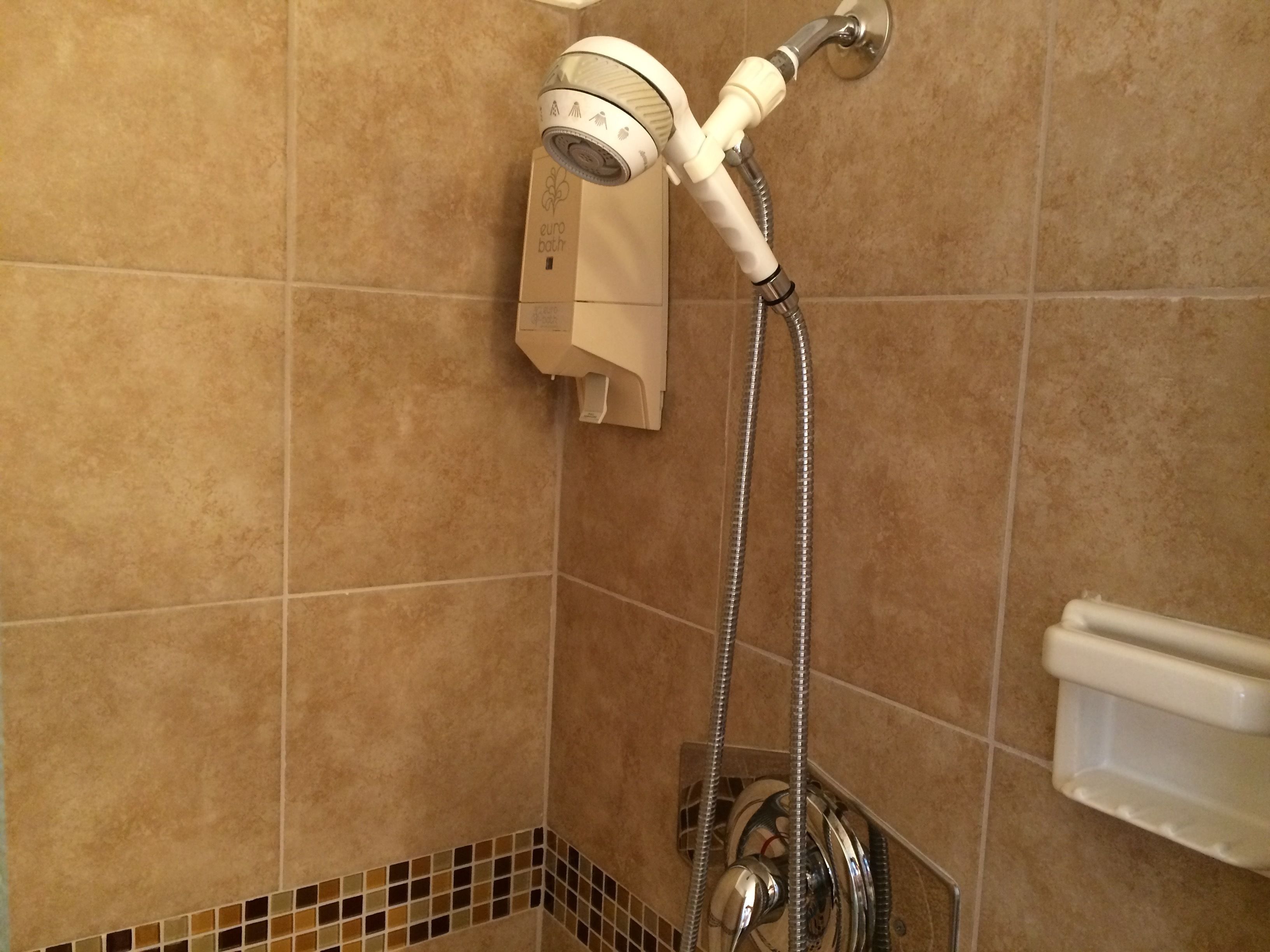 Quarto conforto, várias camas | Chuveiro