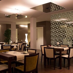 Dining - Zara Rooms & Suites (Suzzara)