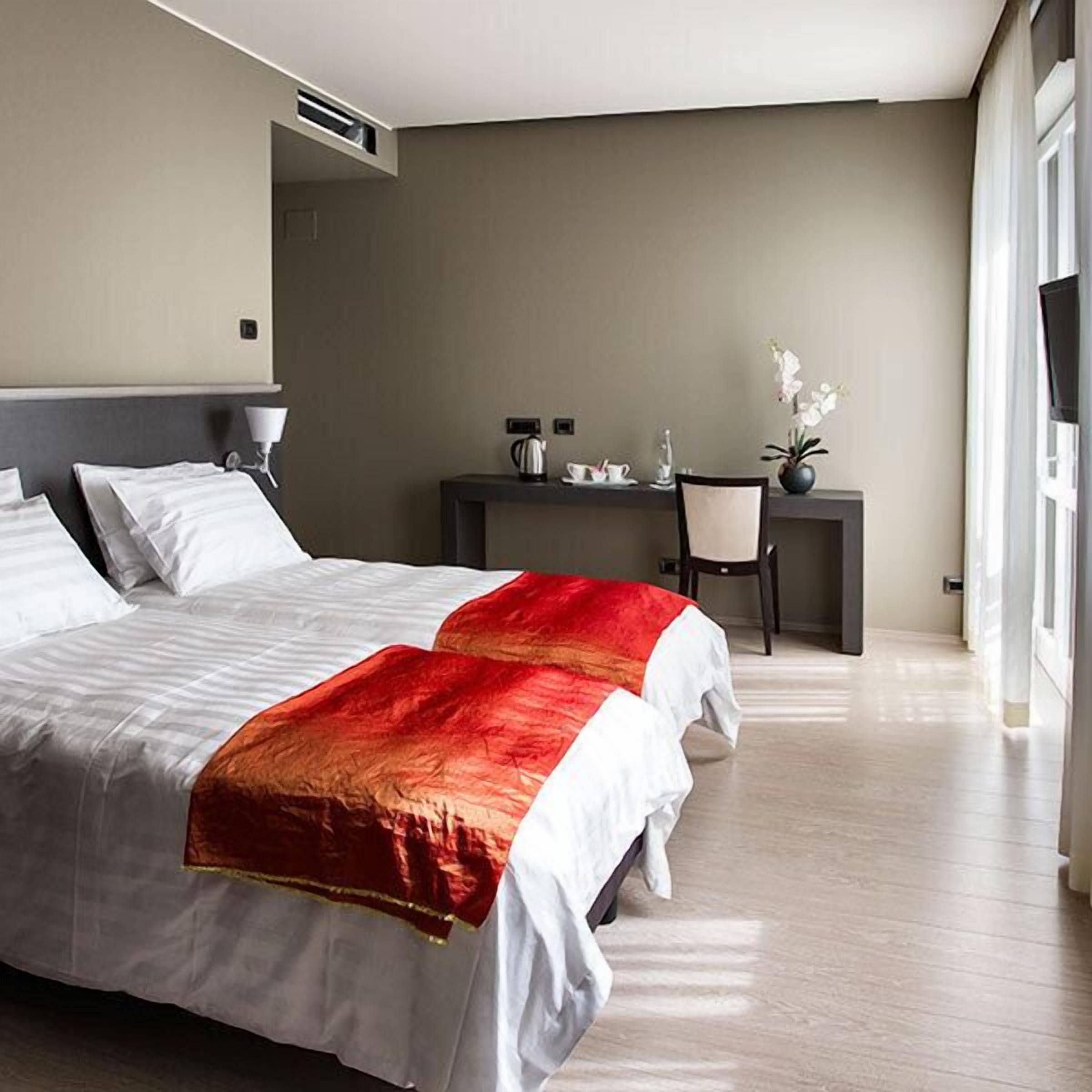 Doppelzimmer | Hochwertige Bettwaren, Betten mit Memory-Foam-Matratzen, Zimmersafe