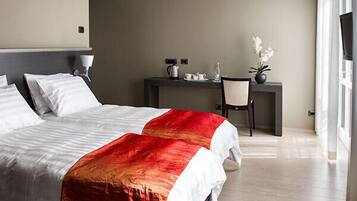 Doppelzimmer | Hochwertige Bettwaren, Betten mit Memory-Foam-Matratzen, Zimmersafe