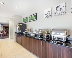 Buffet déjeuner gratuit tous les jours