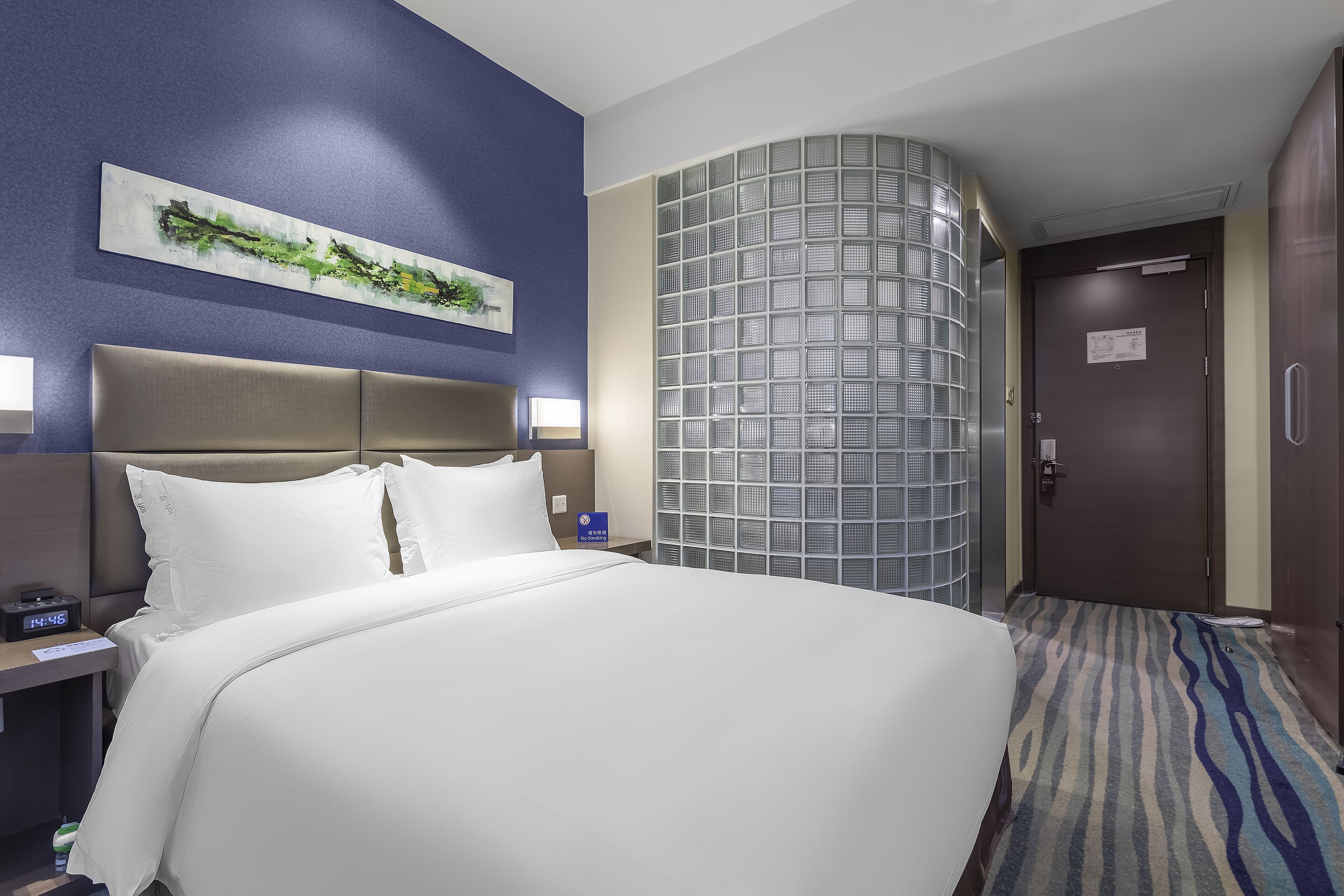standard room, 1 queen bed (extra floor space) | minibar, in-room safe, desk, soundproofing