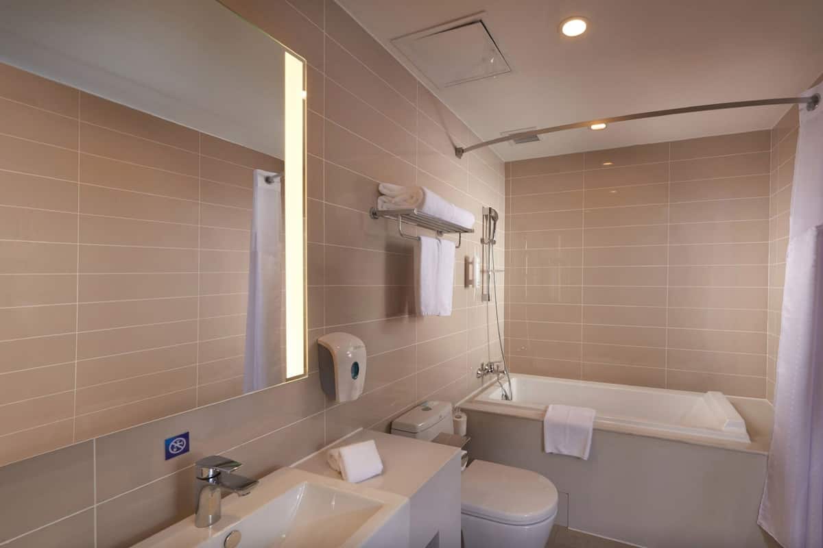 Suite (Atrium View) | Minibar, in-room safe, desk, soundproofing