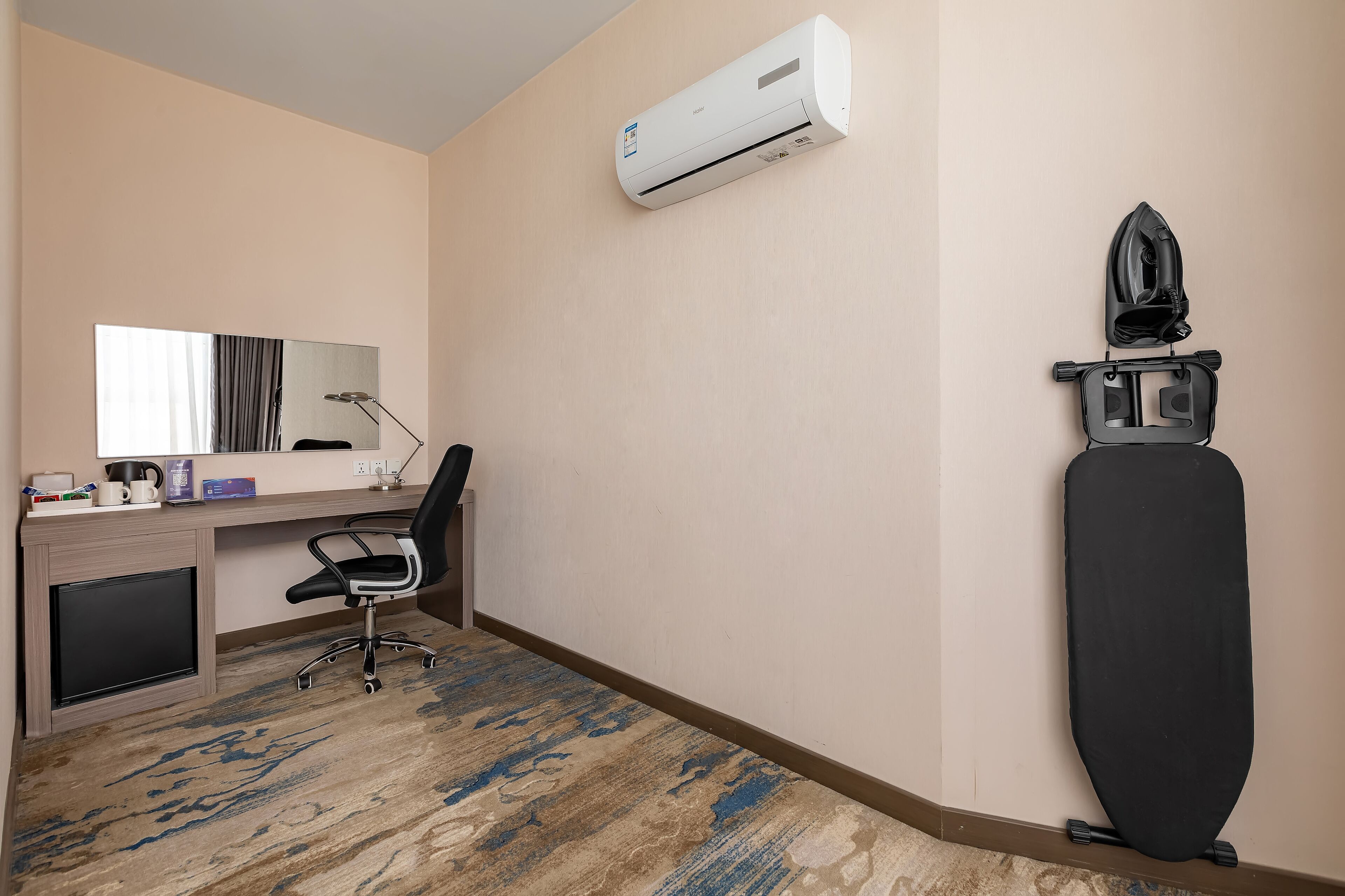 suite (coin building view) | minibar, in-room safe, desk, soundproofing