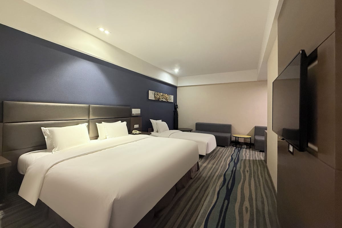 Suite, 1 cama de matrimonio grande | Minibar, caja fuerte, escritorio y sistema de insonorización